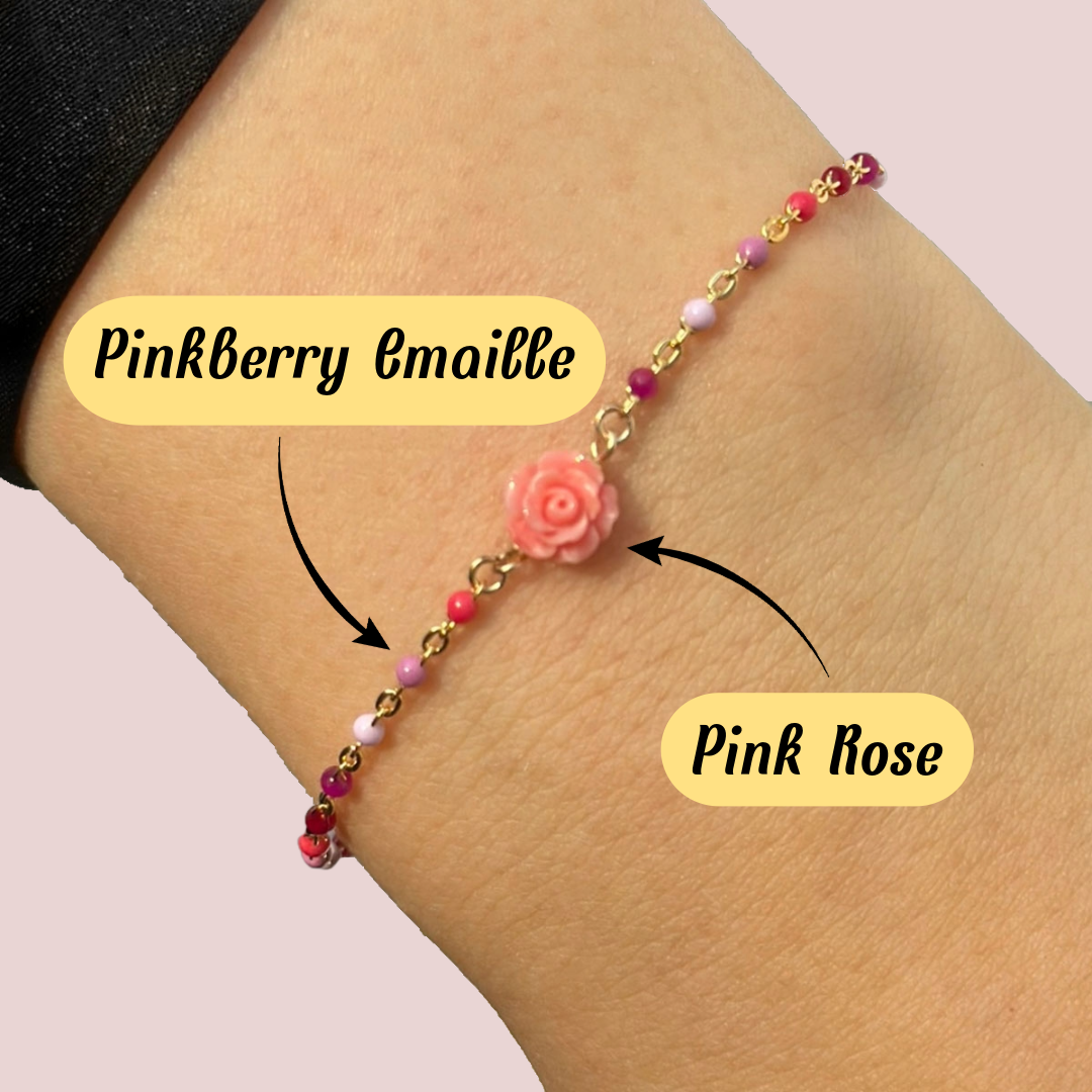 Tragebild personalisiertes Emaille Armband "Pinkberry" mit "Pink Rose" Anhänger auch als Permanent Armband verfügbar in Iserlohn. Hemer, Menden, Unna, Schwerte, Dortmund u.Ä.