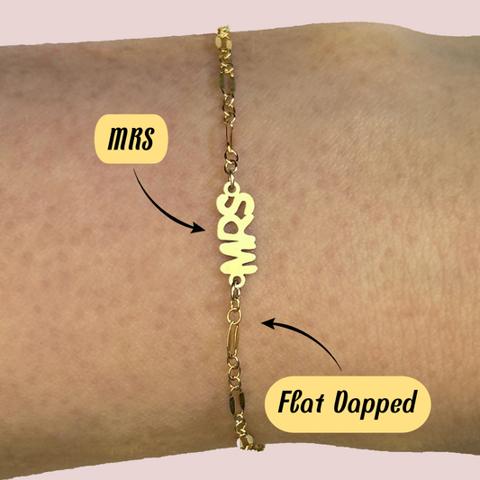 Tragebild Flat Dapped Armband 14K gold Filled mit "MRS" Anhänger personalisiertes Armbandauch als Permanent Jewelry verfügbar