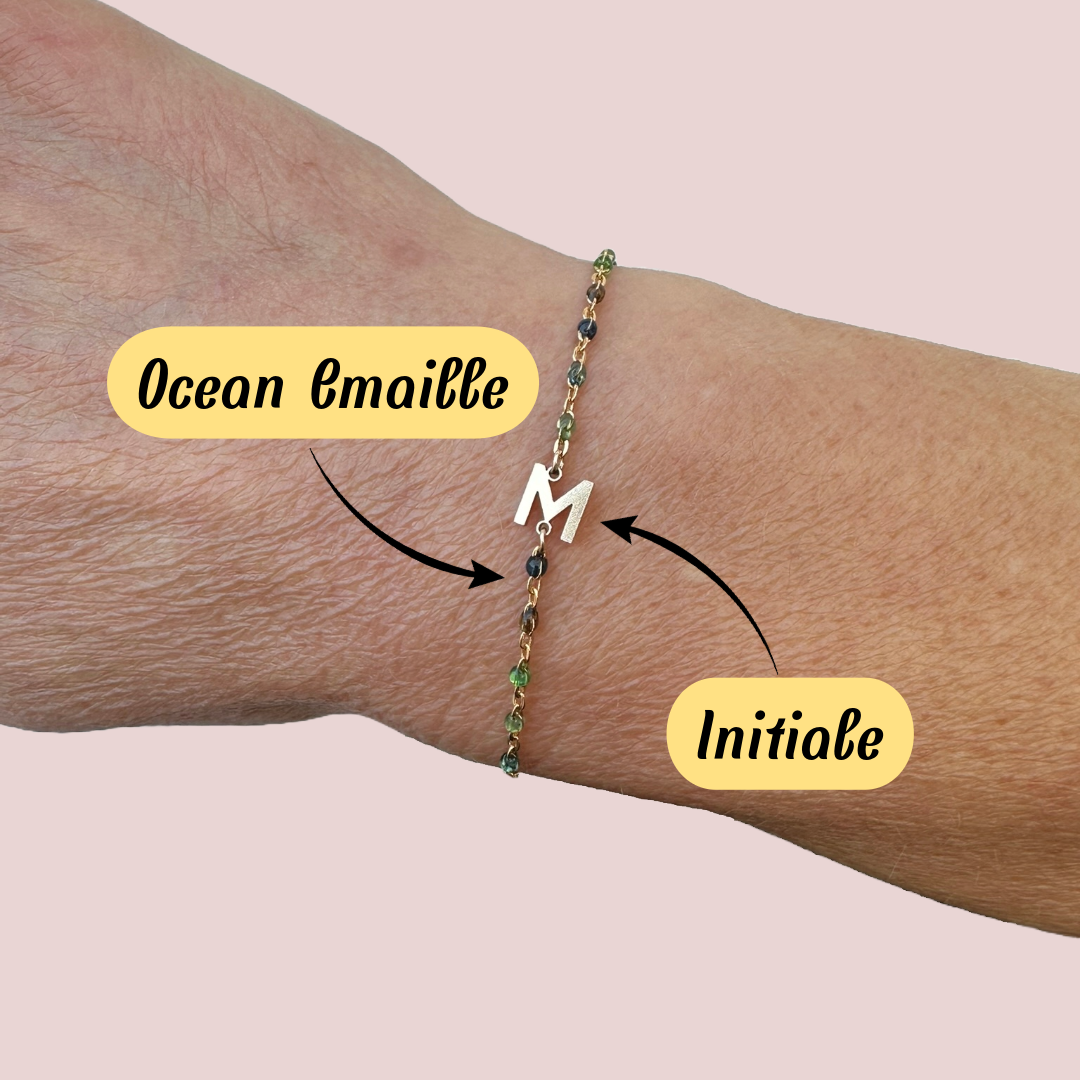Tragebild personalisiertes Emaille Armband mit 14k gold filled Anhänger initaile "M" anhänger als Permanent Armband aus Iserlohn handgemacht