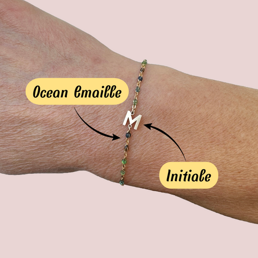 Tragebild personalisiertes Emaille Armband mit 14k gold filled Anhänger initaile "M" anhänger als Permanent Armband aus Iserlohn handgemacht