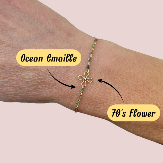 Tragebild Emaille personalisiertes Armband "Ocean" mit 14k gold filled mit "70's Flower" Anhänger als Permanent Armband