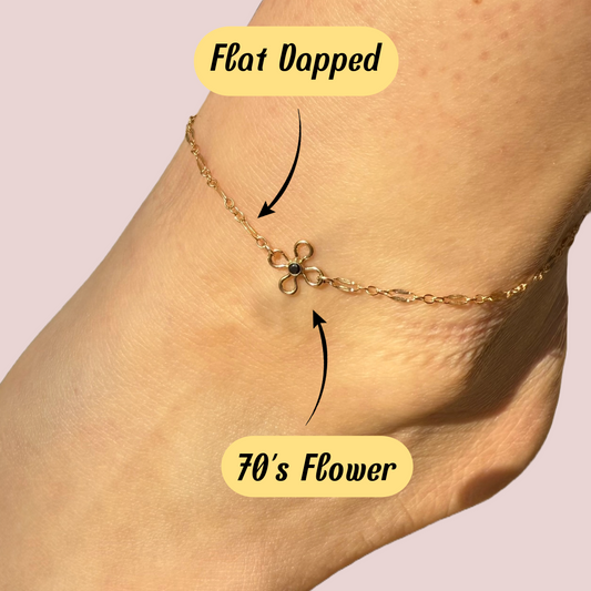 Tragebild personalisiertes Fußkettchen als Permanent Fußkettchen "Flat Dapped" aus 14k gold filled mit "70's Flower" Anhänger