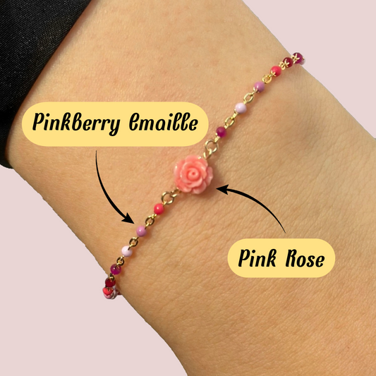 Tragebild personalisiertes Emaille Armband "Pinkberry" mit "Pink Rose" Anhänger auch als Permanent Armband verfügbar in Iserlohn. Hemer, Menden, Unna, Schwerte, Dortmund u.Ä.