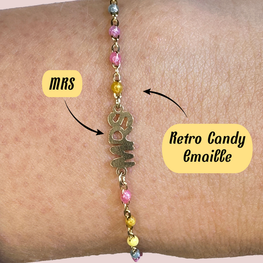 Tragebild Retro Candy Emaille Armband mit MRS Anhänger Permanent Jewelry personalisiertes Armband
