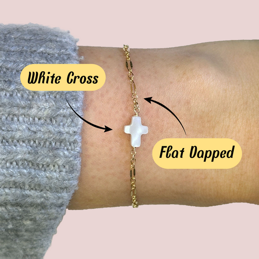 Tragebild "Flat Dapped" Armband personalisiert mit "White Cross" Anhänger auch als Permanent Jewelry zu besonderen Anlässen erhältlich