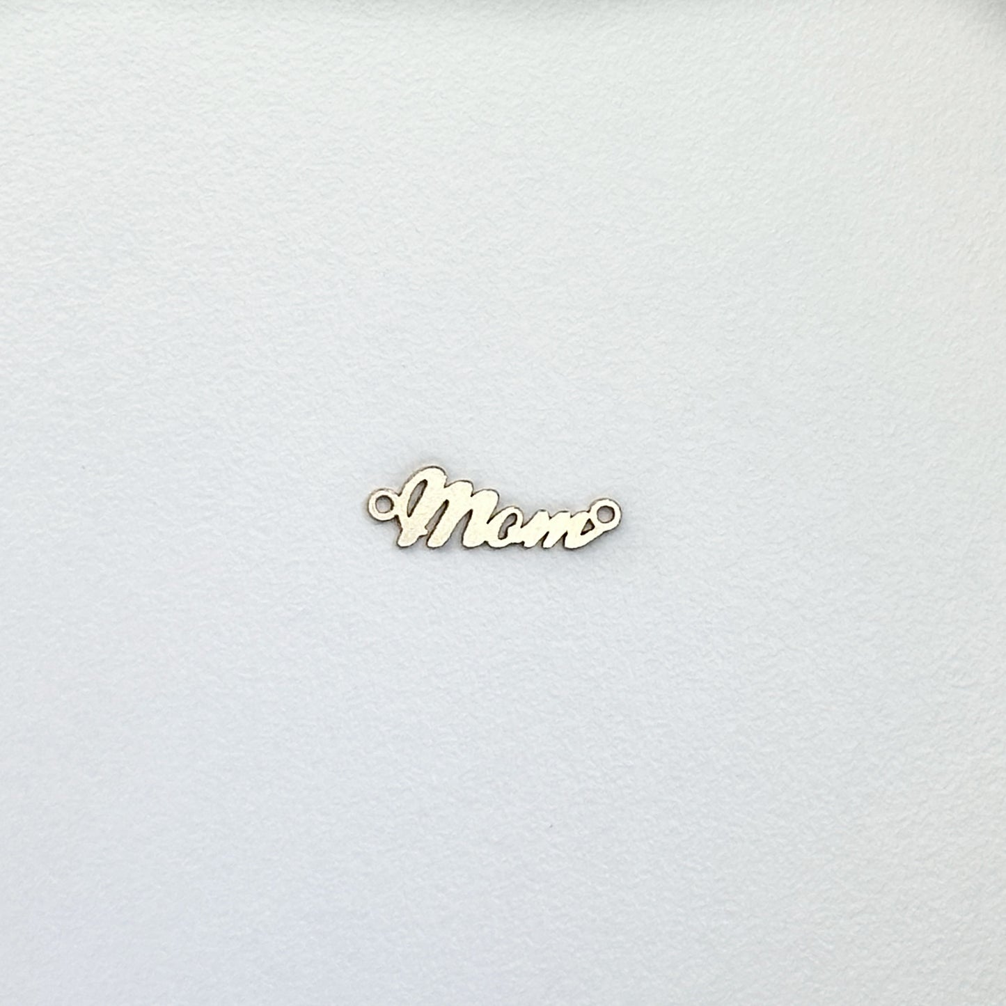 Anhänger „MOM“ aus 14K Gold Filled – zarter Schmuck für Mamas