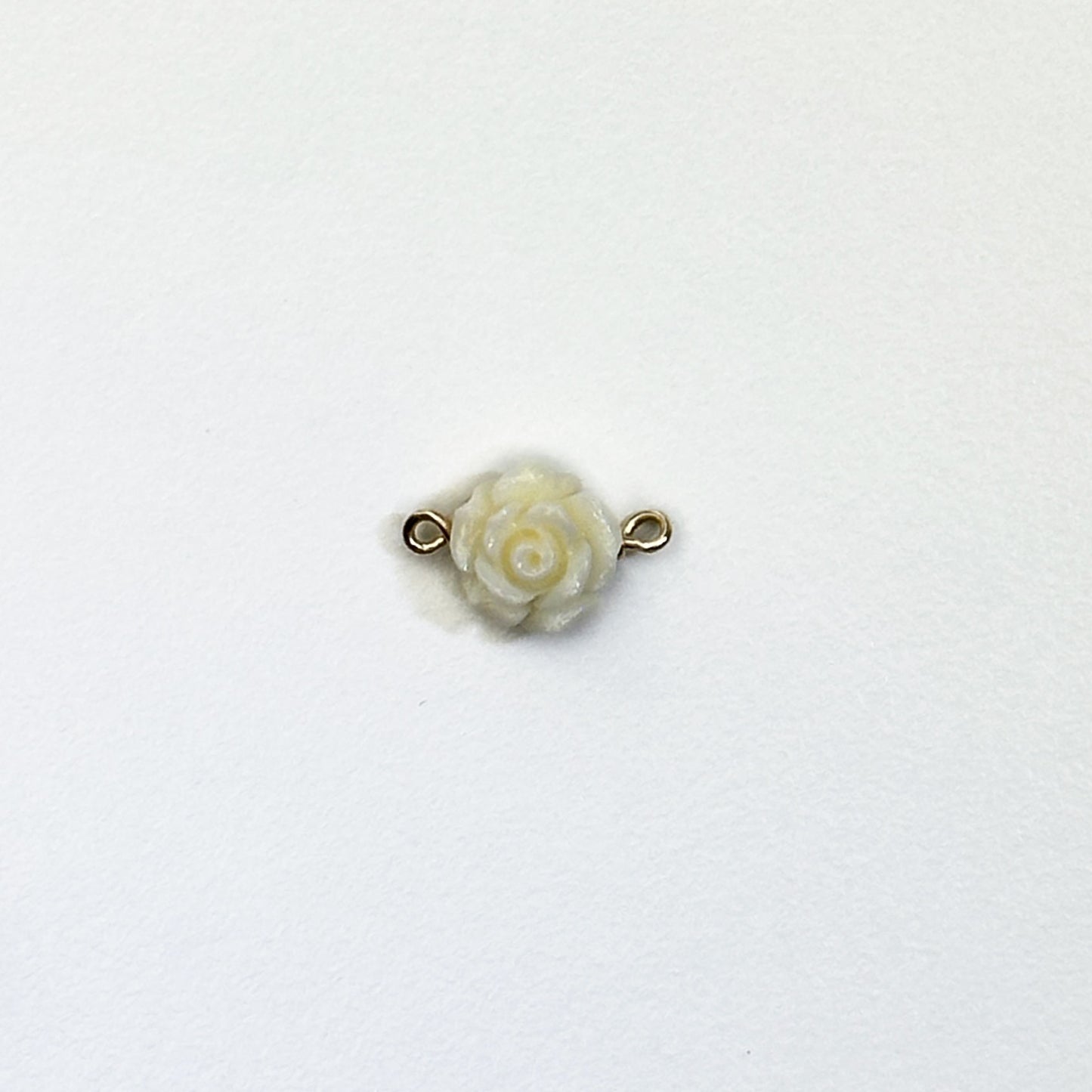 Anhänger "Rose" aus weißem Perlmutt – zarter Rosenschmuck in Gold Filled