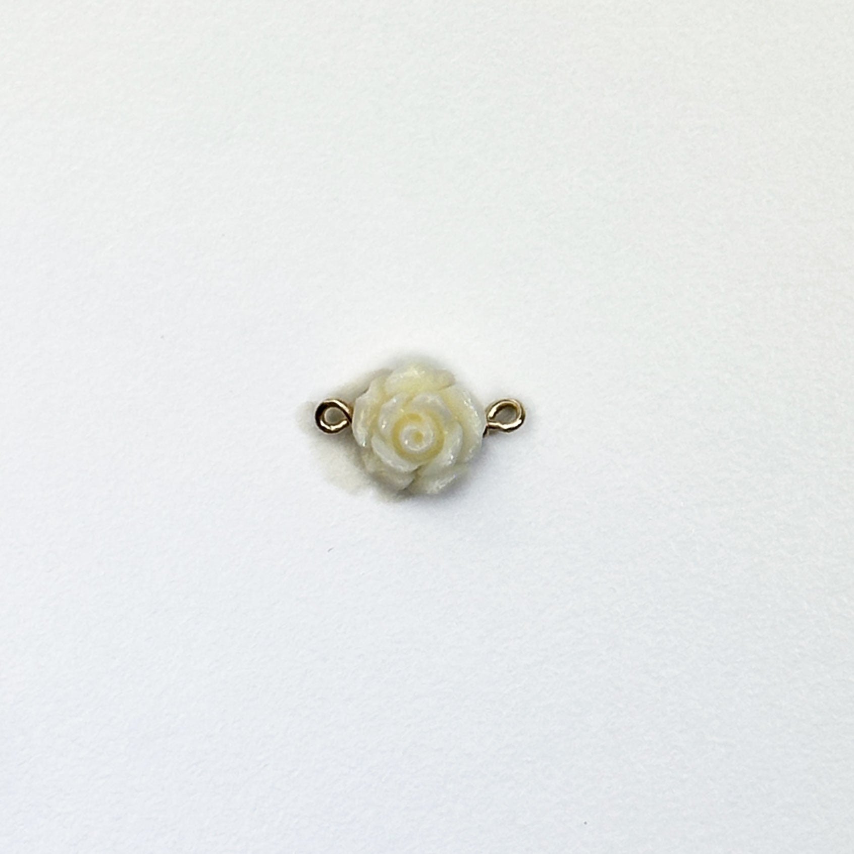 Anhänger "Rose" aus weißem Perlmutt – zarter Rosenschmuck in Gold Filled