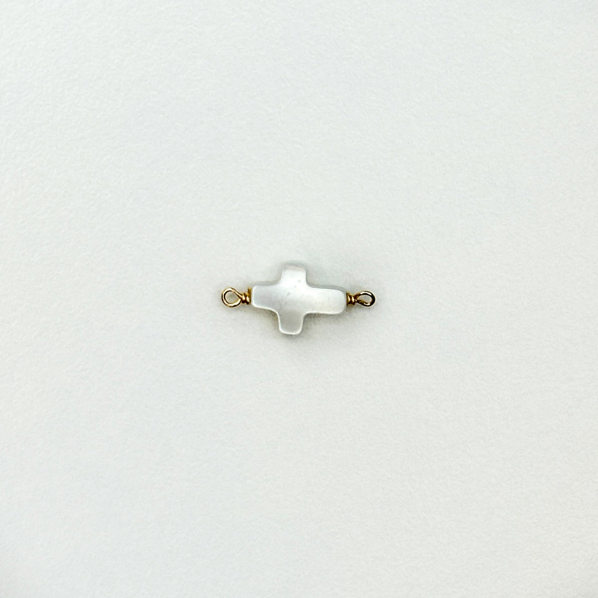 Anhänger "White Cross" aus Perlmutt – zarter Kreuz-Schmuck mit spiritueller Symbolik