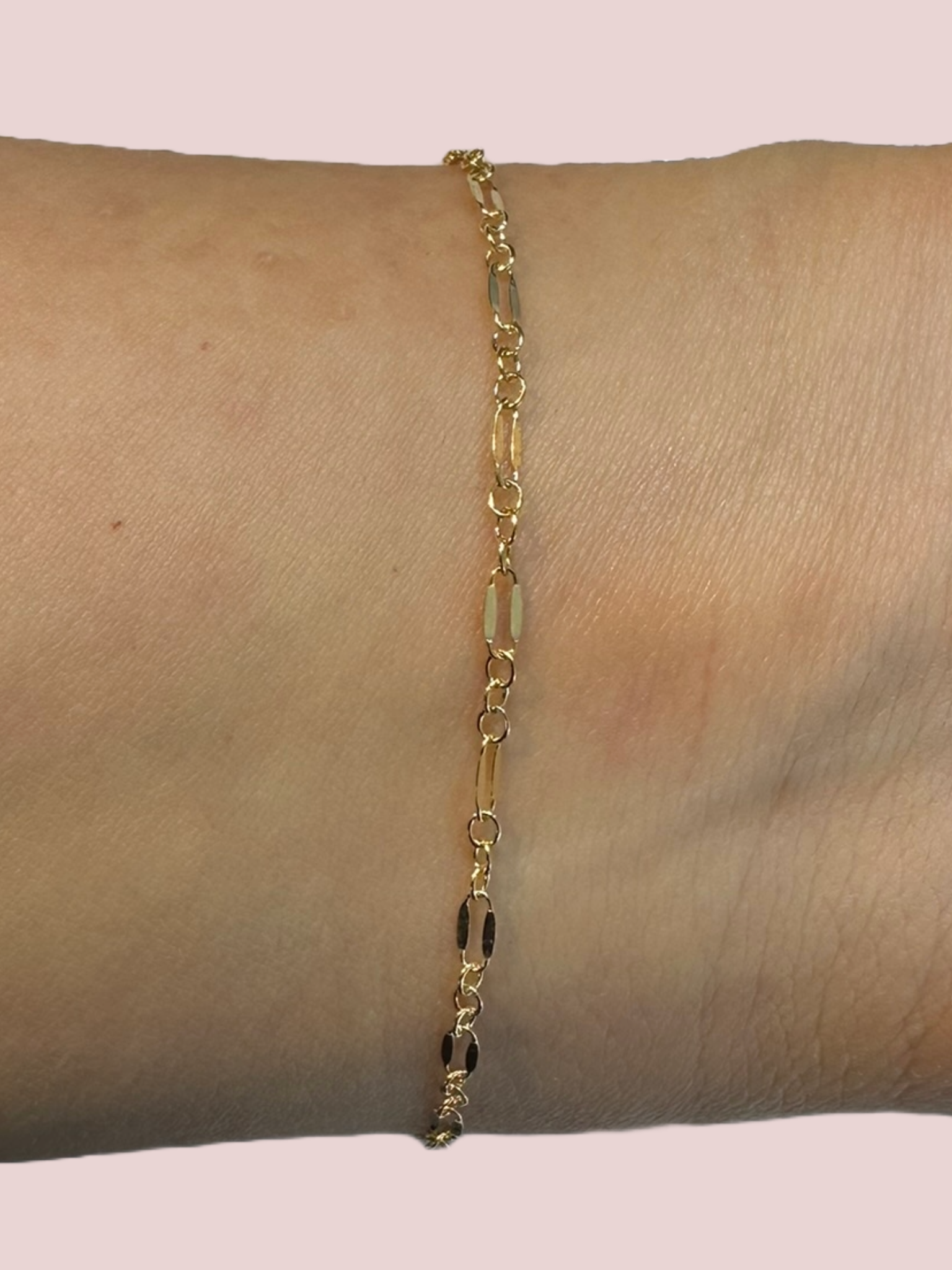Dapped Armband – getragen am Handgelenk, filigraner Gold Filled Schmuck mit feiner Lichtstruktur