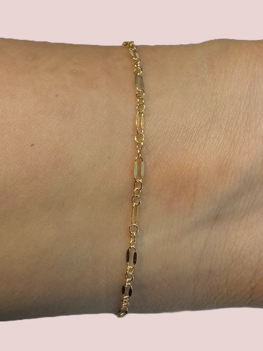 Dapped Armband – getragen am Handgelenk, filigraner Gold Filled Schmuck mit feiner Lichtstruktur