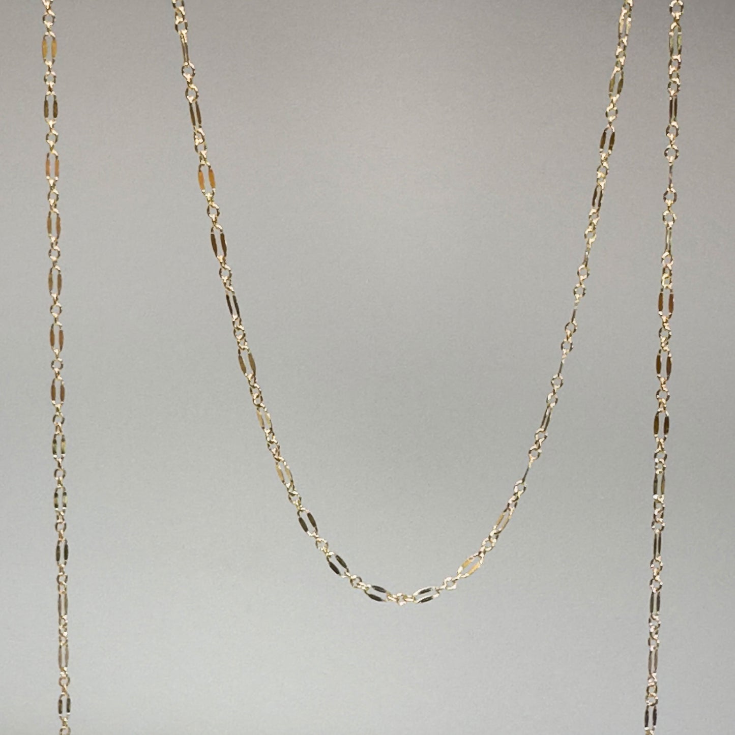 Dapped Kollektion – facettiertes Kettenmaterial aus 14K Gold Filled mit sanftem Glanz