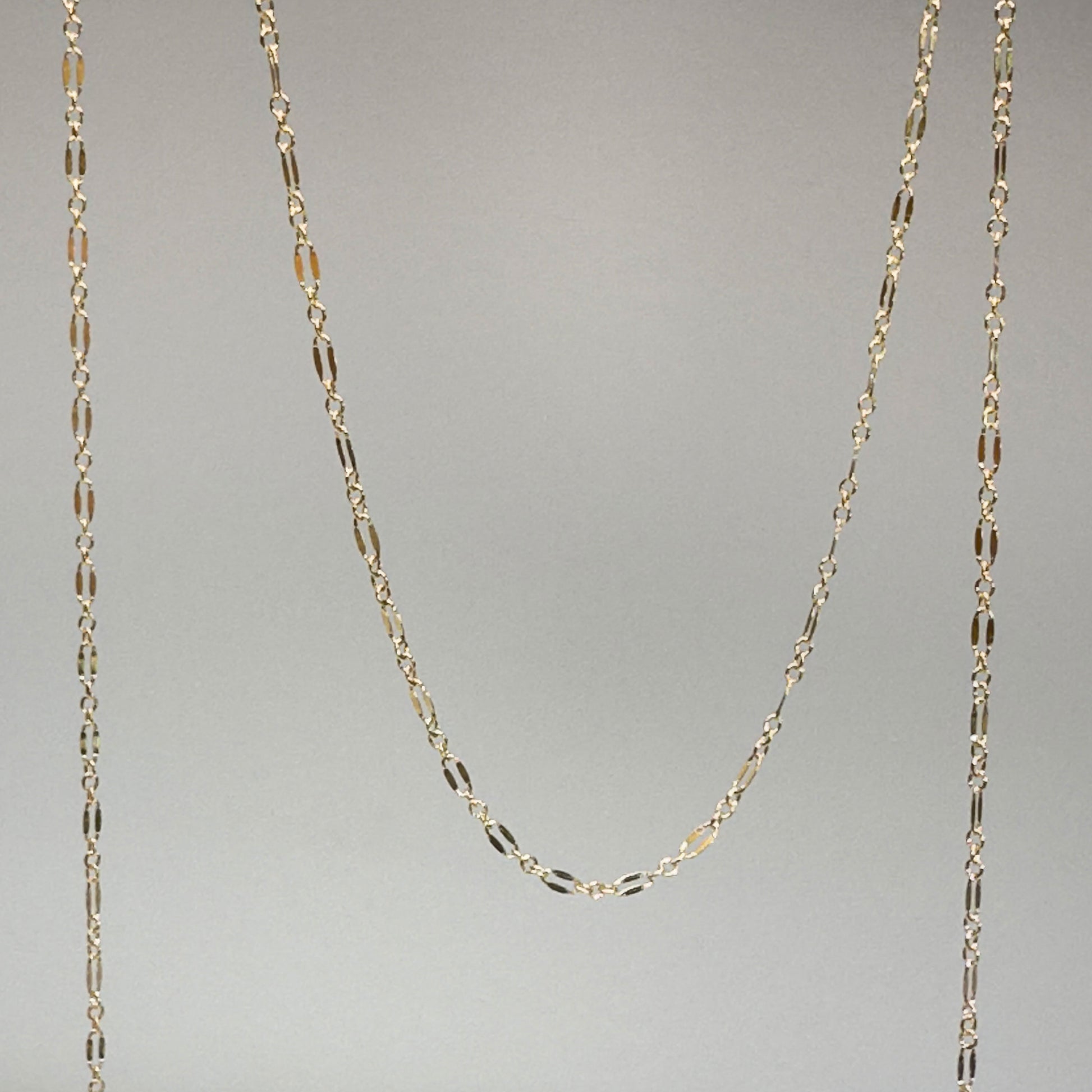 Dapped Kollektion – facettiertes Kettenmaterial aus 14K Gold Filled mit sanftem Glanz