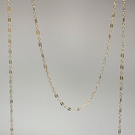 Dapped Kollektion – facettiertes Kettenmaterial aus 14K Gold Filled mit sanftem Glanz