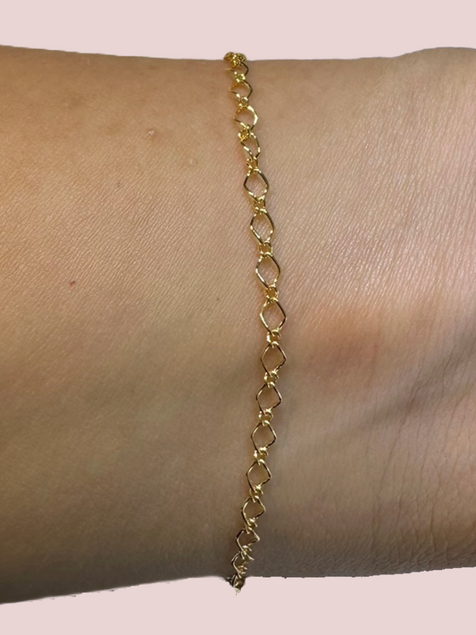 Diamond Armband – getragen am Handgelenk, eleganter Gold Filled Schmuck mit Glanzstruktur