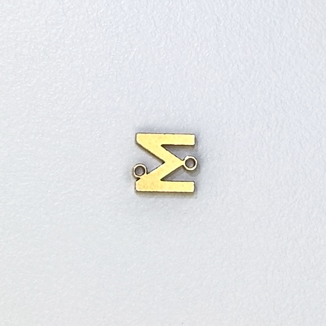 Schmuckanhänger „M“ – minimalistischer Buchstabe aus Gold