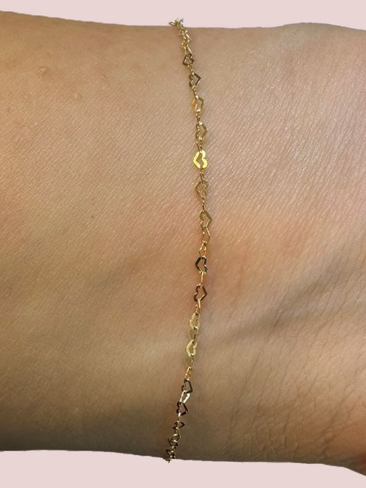 Mini Heart Armband – getragen am Handgelenk, zarter Herz-Schmuck aus Gold Filled