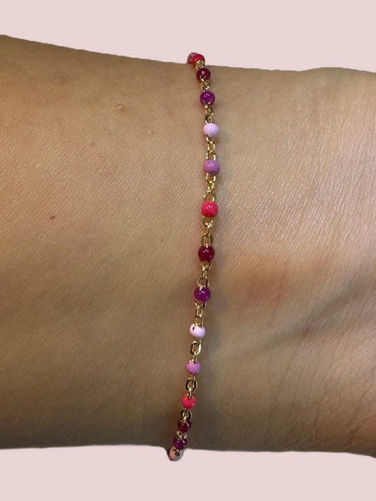 tragebild	Pinkberry Armband – getragen am Handgelenk, filigraner Schmuck in Rosé- und Beerentönen